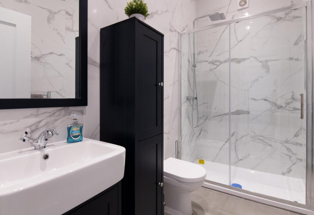 Fantastic New, London Apartment 3 Bed 1 Bath & Parking Whetstone Exterior photo
