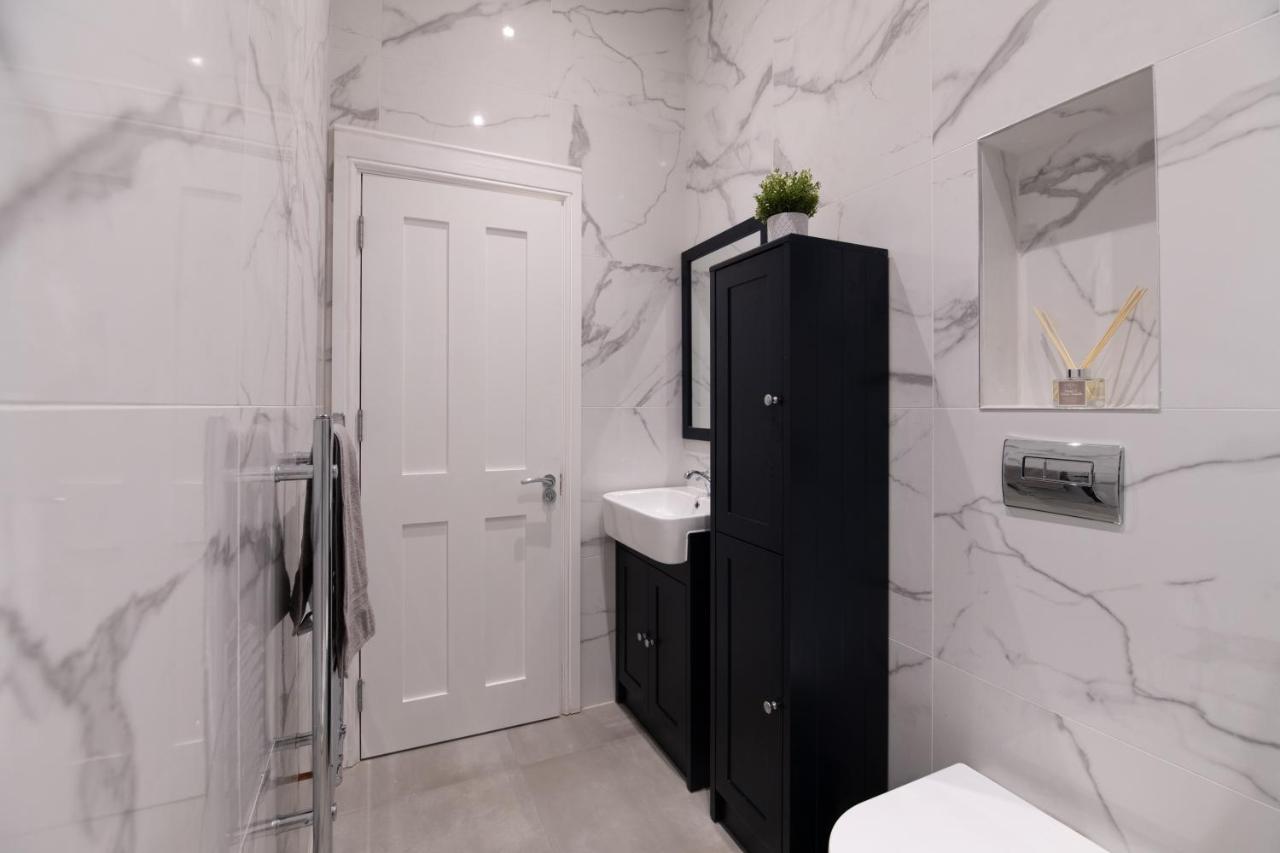 Fantastic New, London Apartment 3 Bed 1 Bath & Parking Whetstone Exterior photo